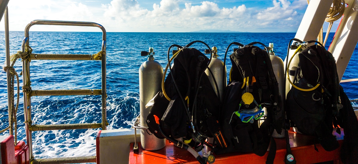 boat diving plain